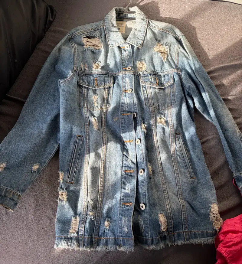 Chaqueta de mezclilla con bordado floral y texto - 2