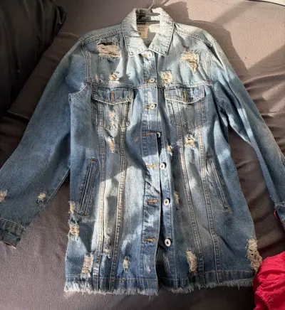 Chaqueta de mezclilla con bordado floral y texto - miniatura 2