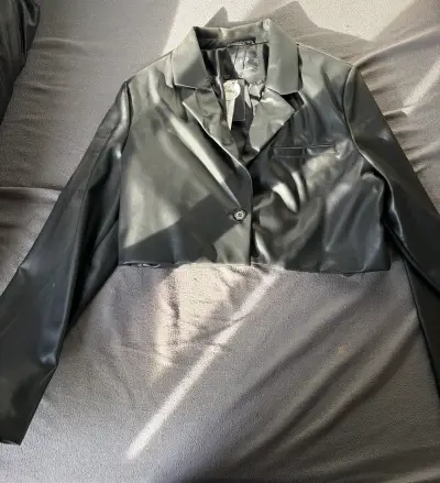Chaqueta de cuero sintético negra para mujer - miniatura 2