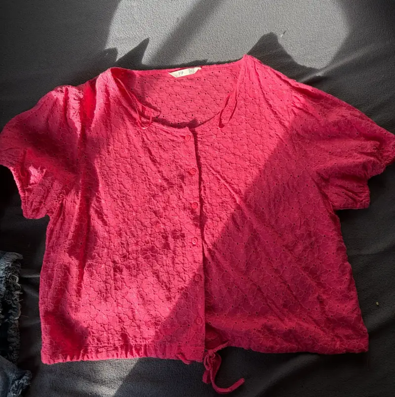 Blusa roja de encaje para mujer