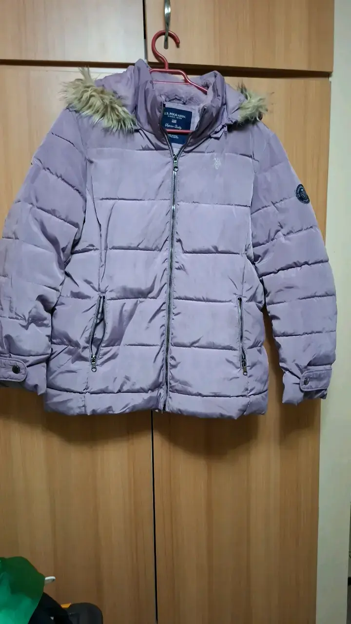 Chaqueta acolchada lila con capucha de piel sintética