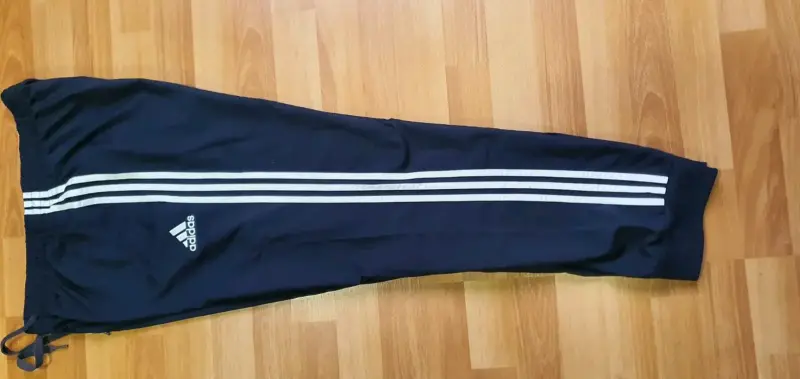 Pantalones deportivos Adidas azul marino con franjas - 2