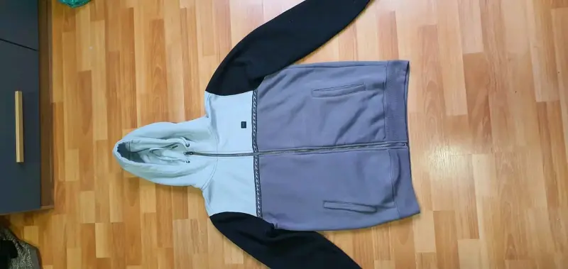 Polerón con capucha bicolor para hombre - 1