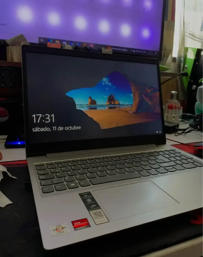 Laptop Lenovo con procesador AMD Ryzen - 1