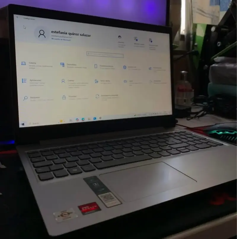 Laptop Lenovo con procesador AMD Ryzen - 2