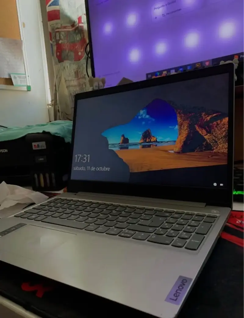 Laptop Lenovo con procesador AMD Ryzen - 3