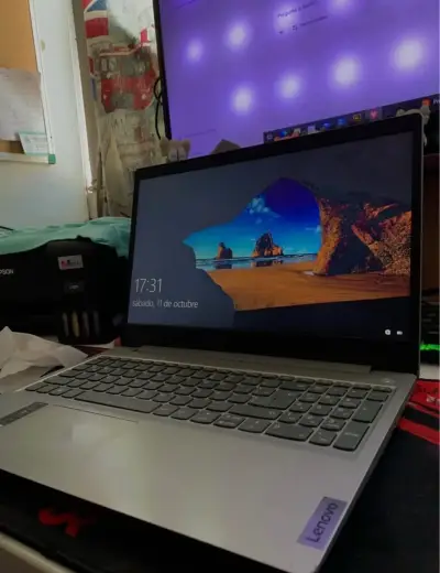 Laptop Lenovo con procesador AMD Ryzen - miniatura 3