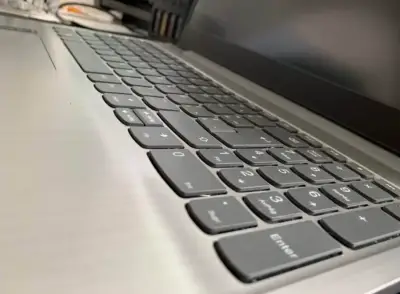 Laptop Lenovo con procesador AMD Ryzen - miniatura 4