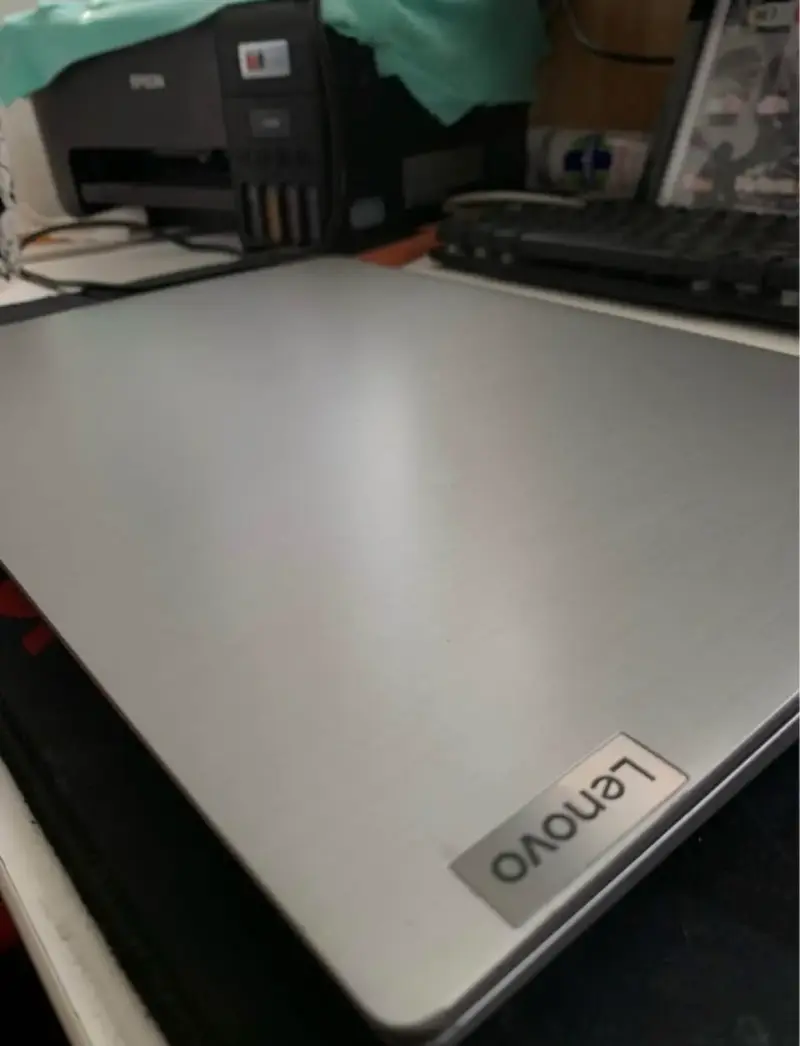 Laptop Lenovo con procesador AMD Ryzen - 5