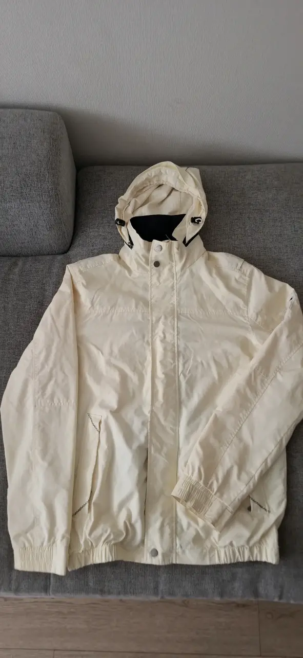 Chaqueta impermeable beige con capucha - 1