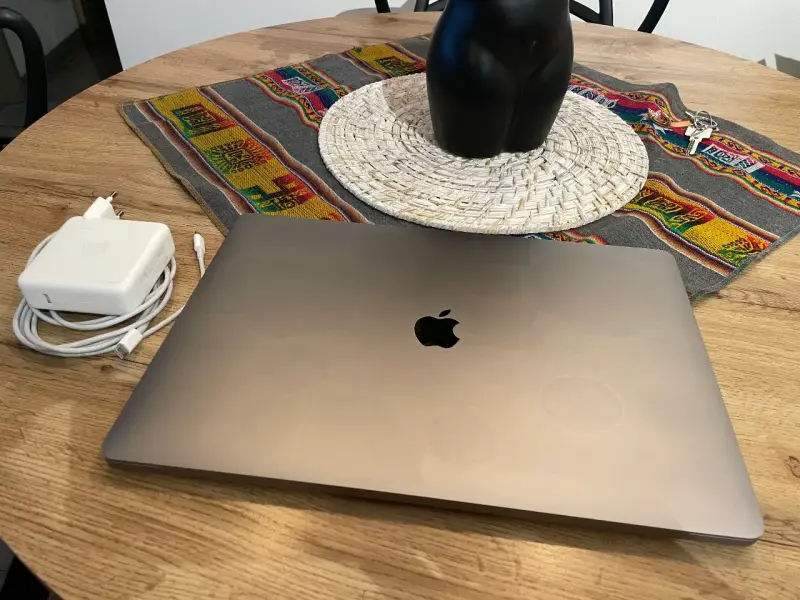 MacBook Pro i9 16" 2019 con Touchbar - 1
