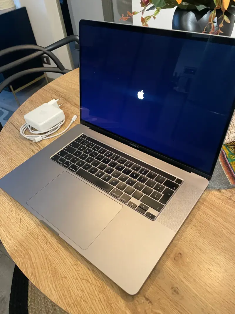 MacBook Pro i9 16" 2019 con Touchbar - 2