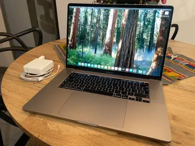 MacBook Pro i9 16" 2019 con Touchbar - miniatura 3