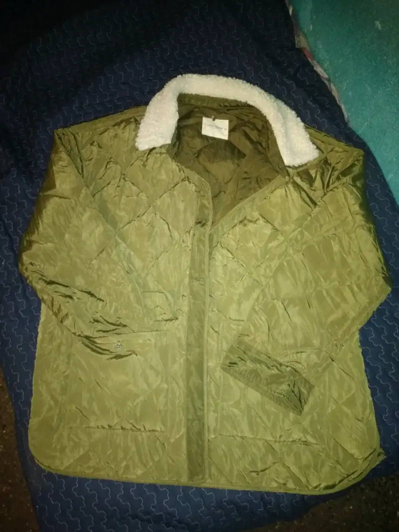 Chaqueta verde acolchada con cuello de lana - 1