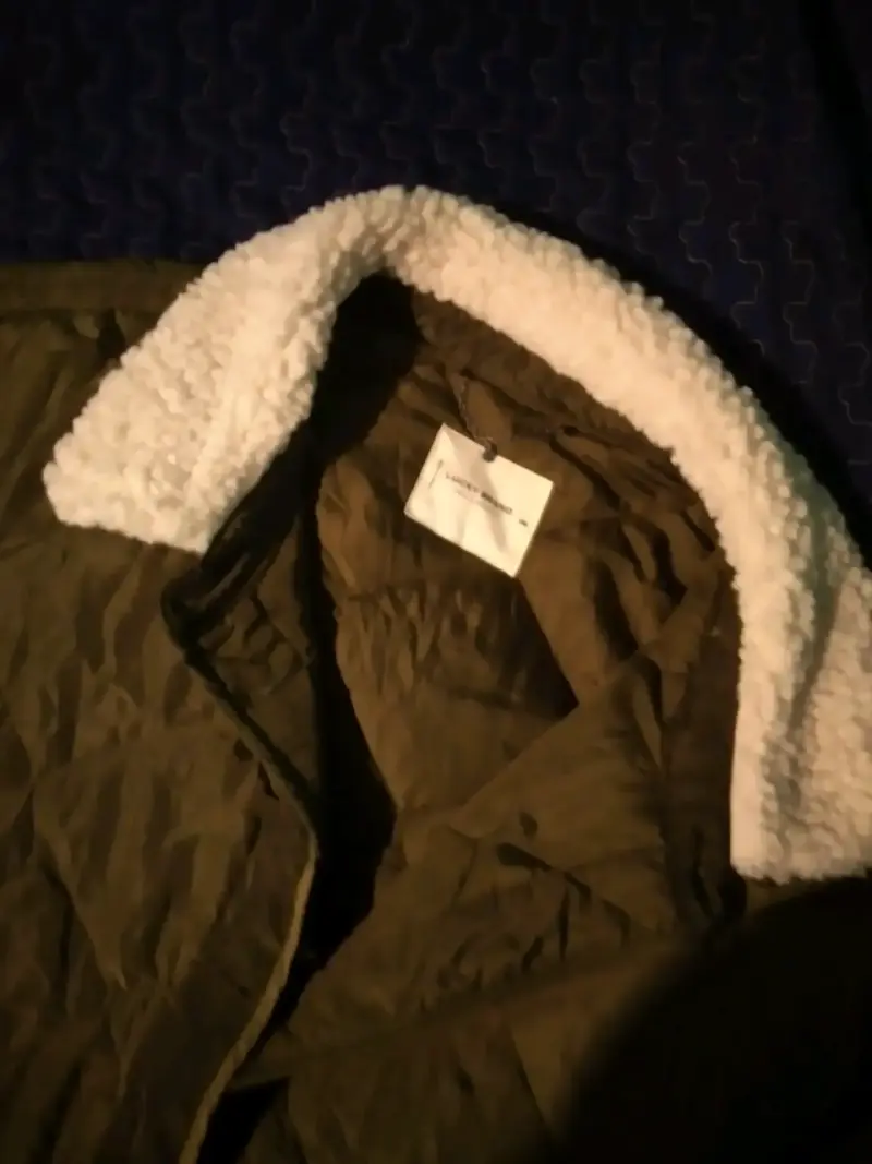 Chaqueta verde acolchada con cuello de lana - 2