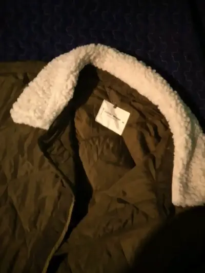 Chaqueta verde acolchada con cuello de lana - miniatura 2