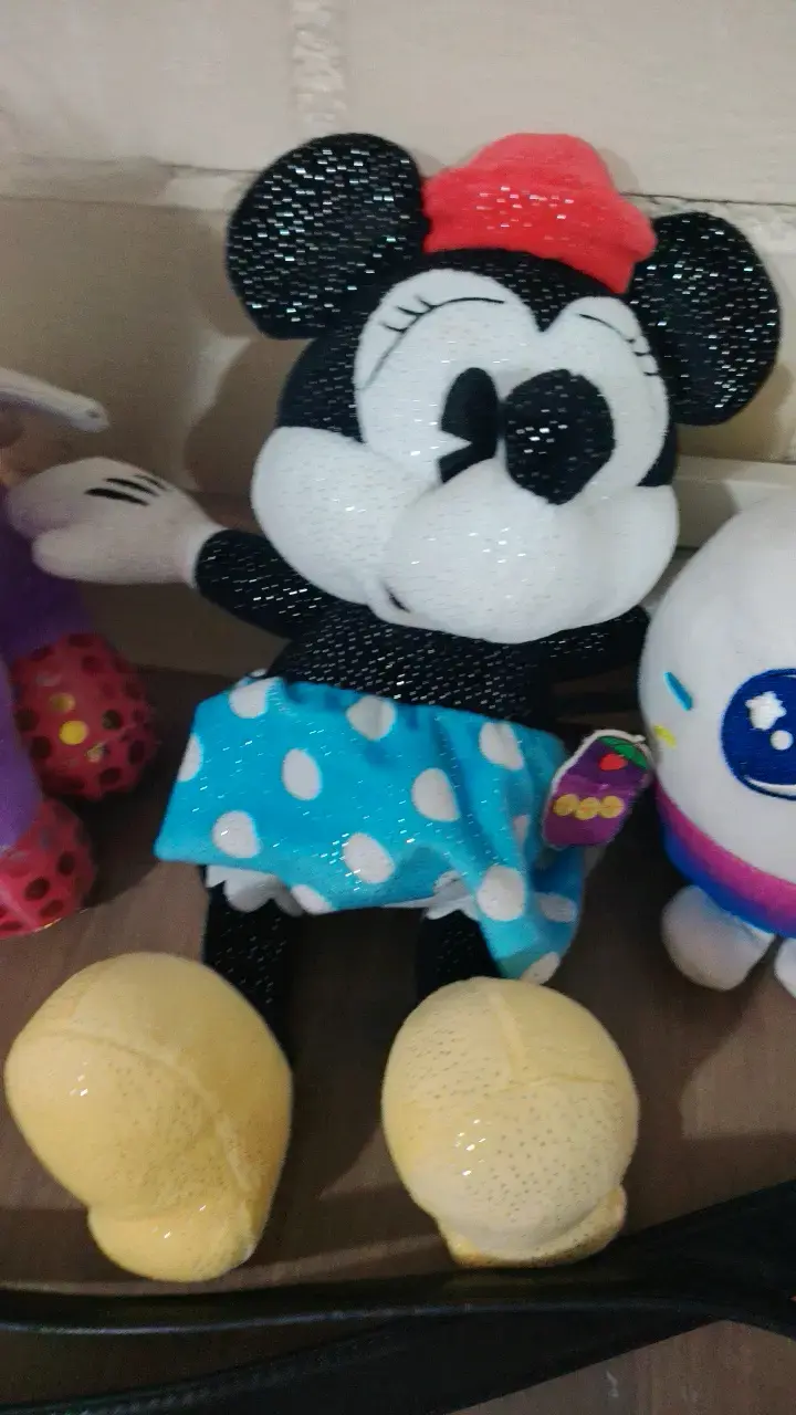 Peluche de personaje con vestido azul de lunares