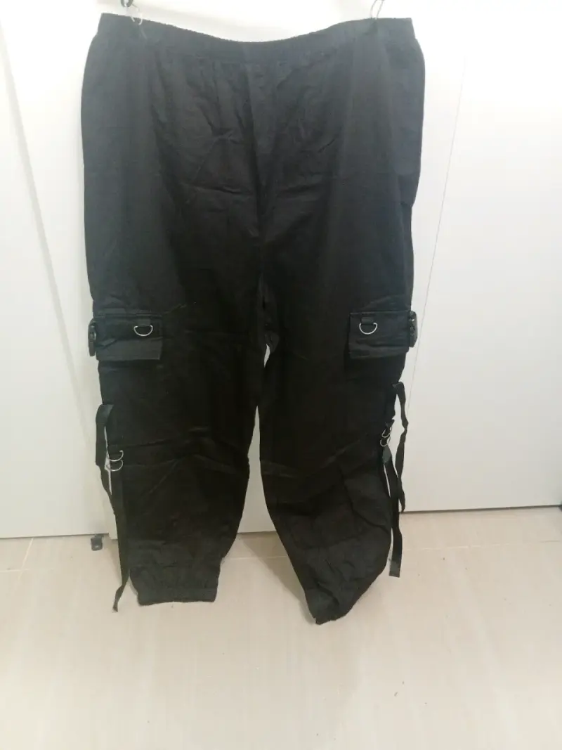 Pantalones cargo negros con bolsillos laterales - 1