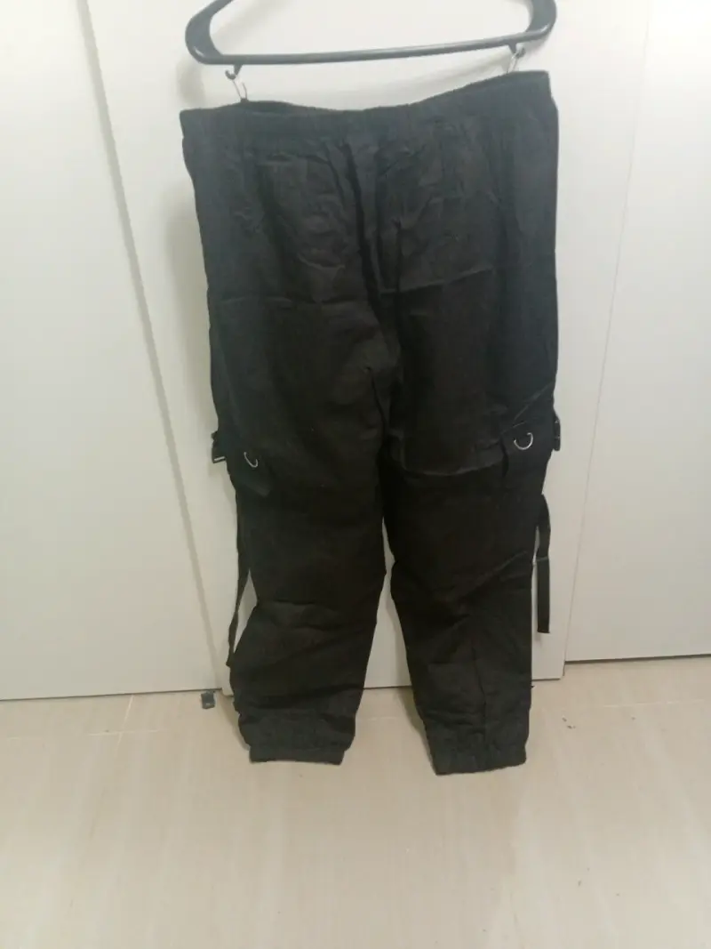Pantalones cargo negros con bolsillos laterales - 2