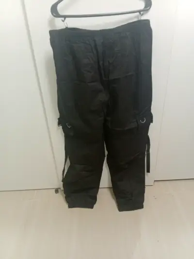 Pantalones cargo negros con bolsillos laterales - miniatura 2
