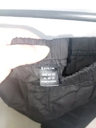 Pantalones cargo negros con bolsillos laterales - miniatura 3