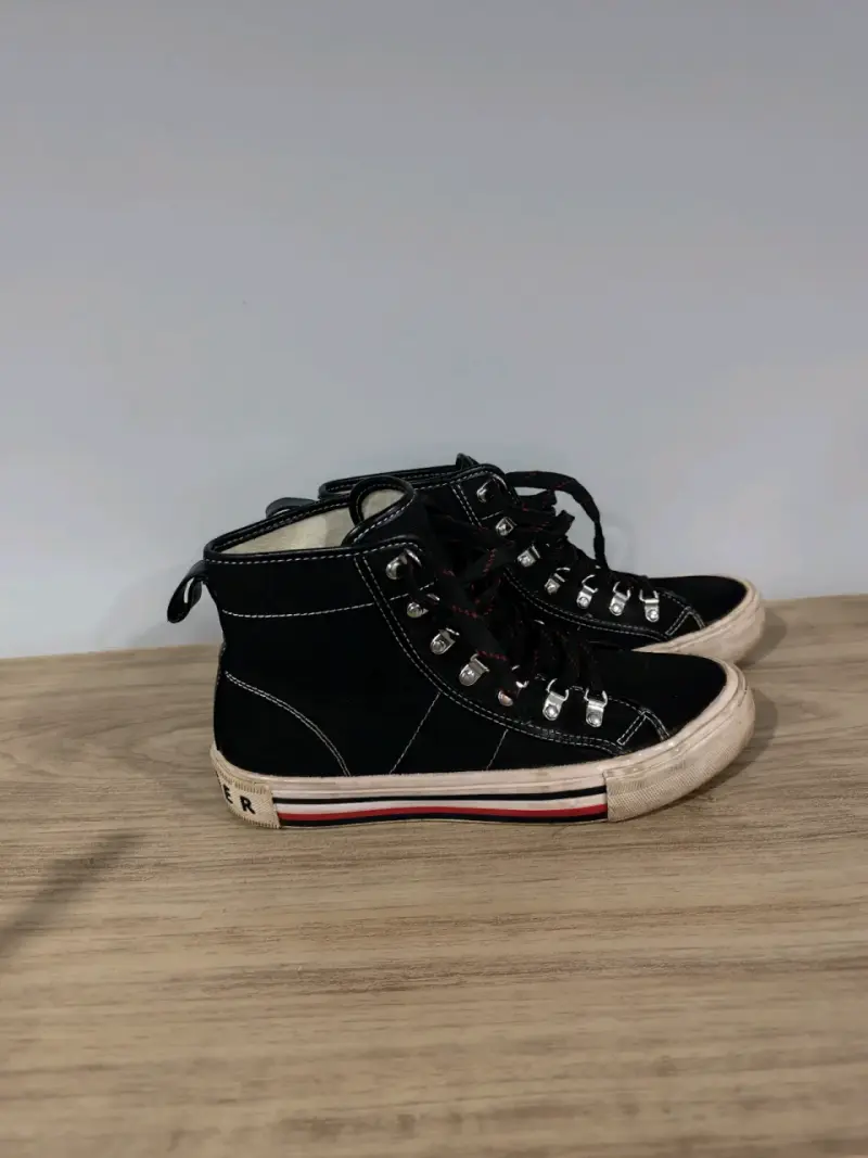 Zapatillas negras de lona estilo botín - 1