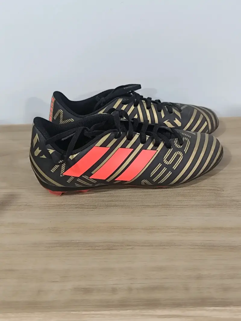 Zapatillas de fútbol Adidas negras y dorada - 1