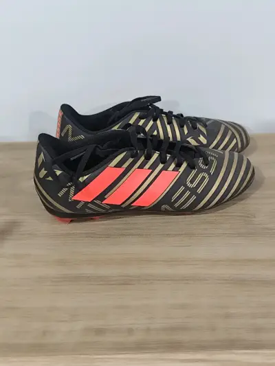 Zapatillas de fútbol Adidas negras y dorada - miniatura 1