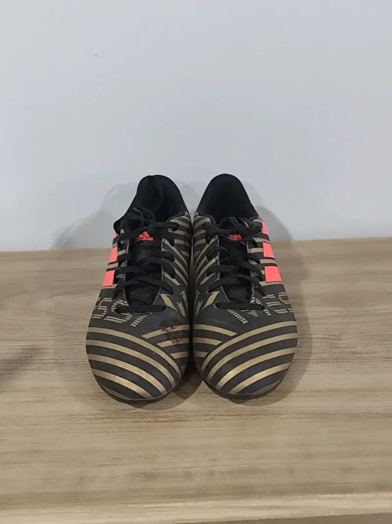 Zapatillas de fútbol Adidas negras y dorada - 2