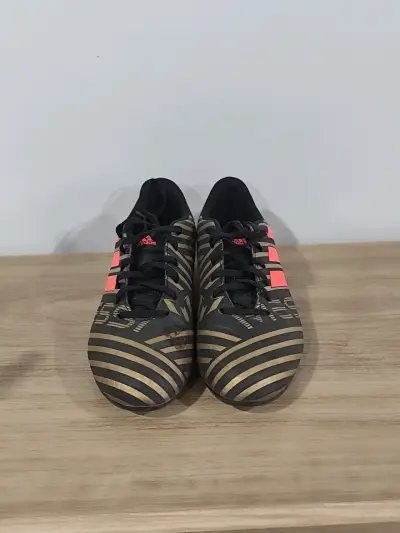 Zapatillas de fútbol Adidas negras y dorada - miniatura 2