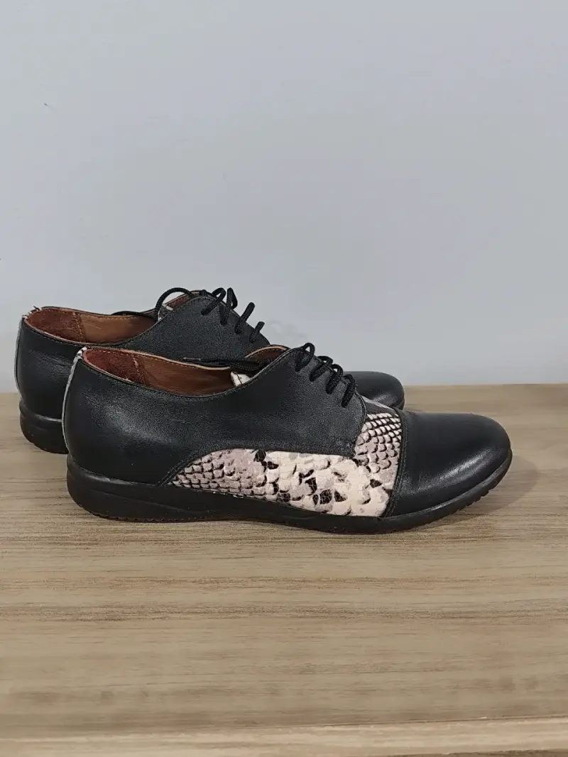 Zapatos de cuero negro con diseño de serpiente - 1