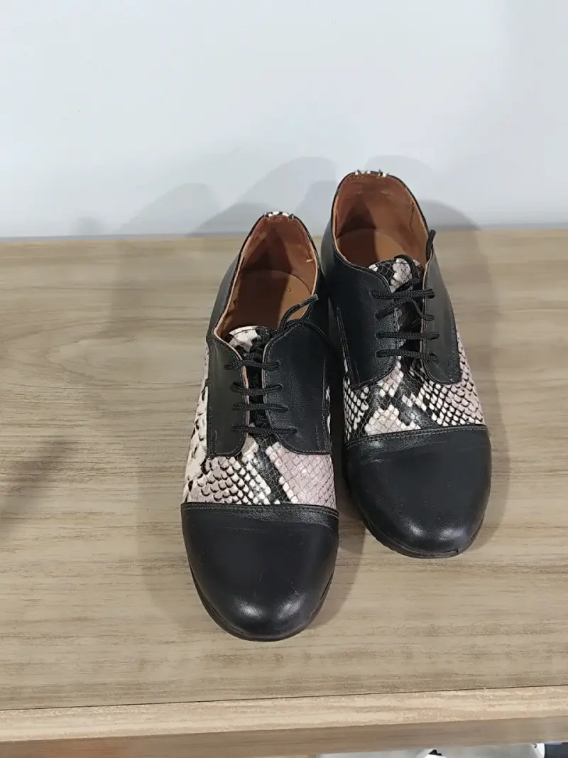Zapatos de cuero negro con diseño de serpiente - 2