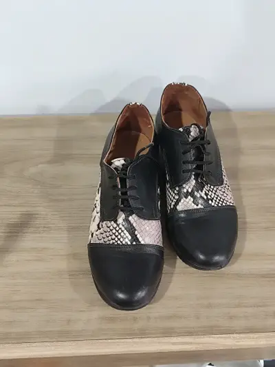 Zapatos de cuero negro con diseño de serpiente - miniatura 2