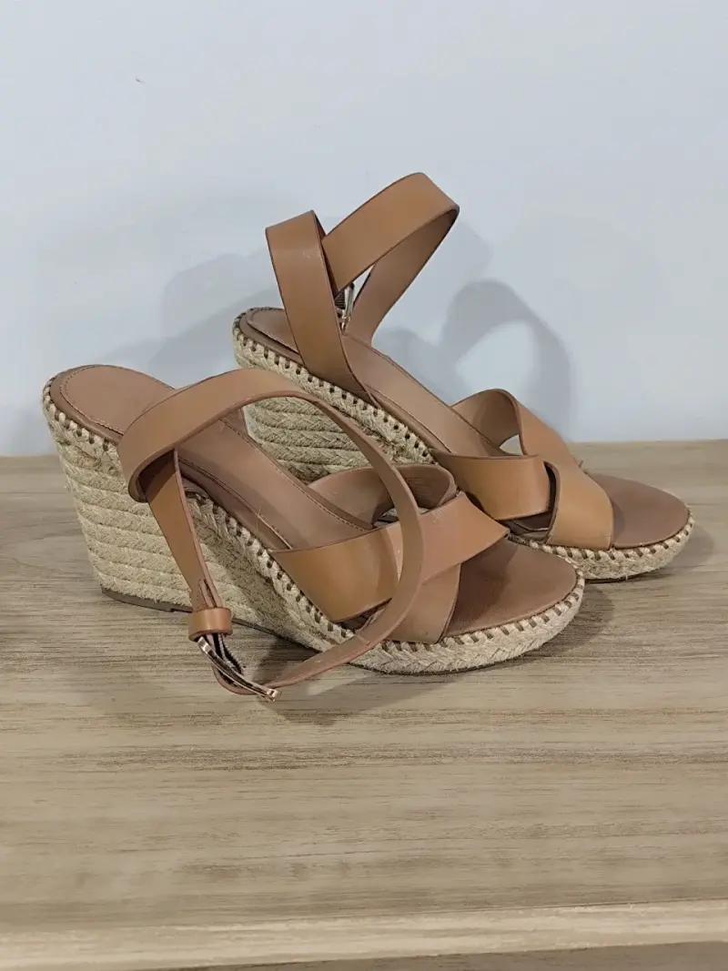 Sandalias de cuña beige con tiras cruzadas