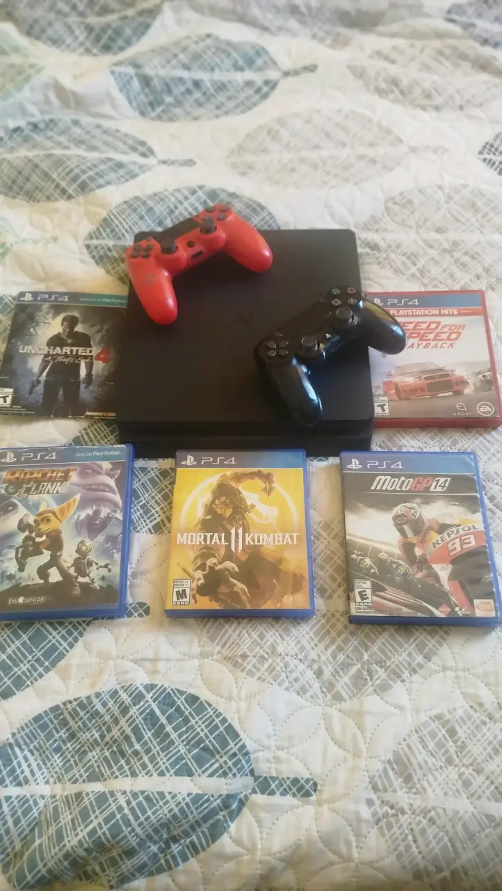 Consola PS4 con dos controles y seis juegos - 1