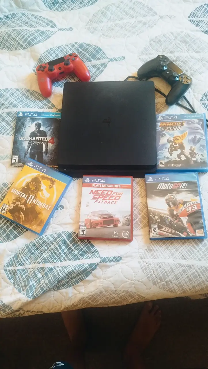 Consola PS4 con dos controles y seis juegos - 3
