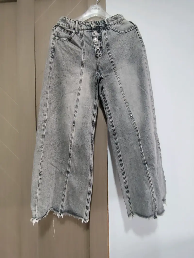 Jeans grises desgastados de moda - 1