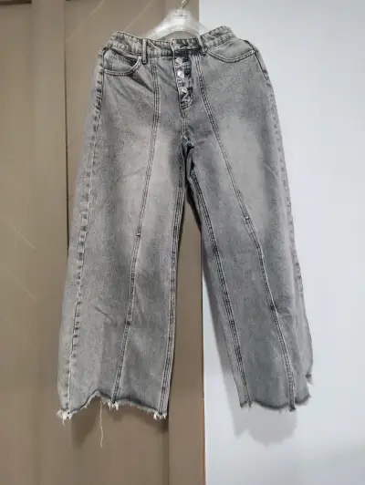 Jeans grises desgastados de moda - miniatura 1
