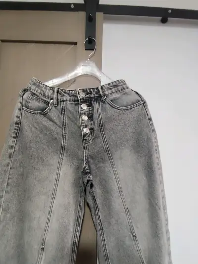 Jeans grises desgastados de moda - miniatura 2