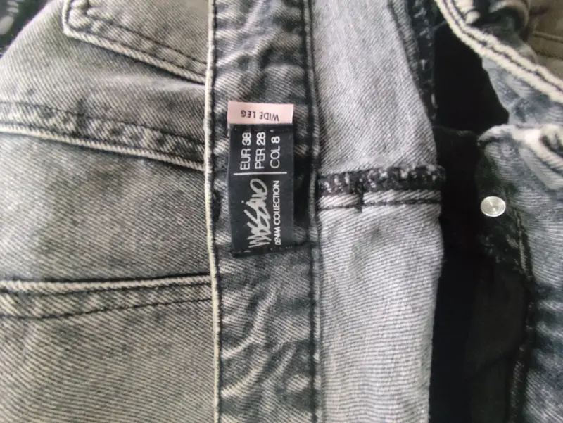 Jeans grises desgastados de moda - 3