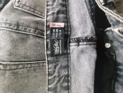 Jeans grises desgastados de moda - miniatura 3