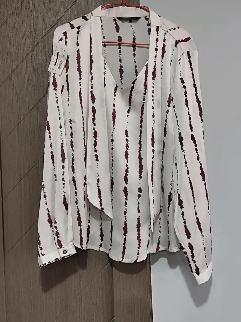 Blusa blanca con estampado de rayas