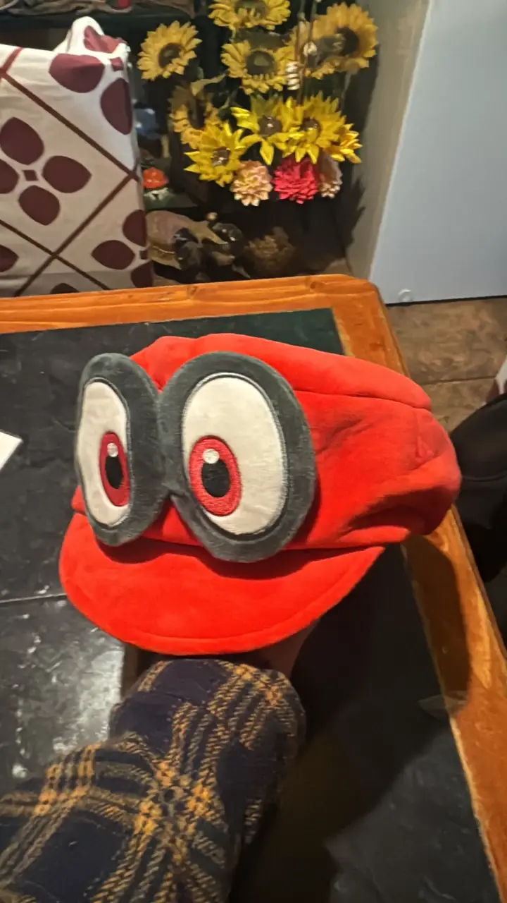 Gorro rojo de personaje con ojos grandes