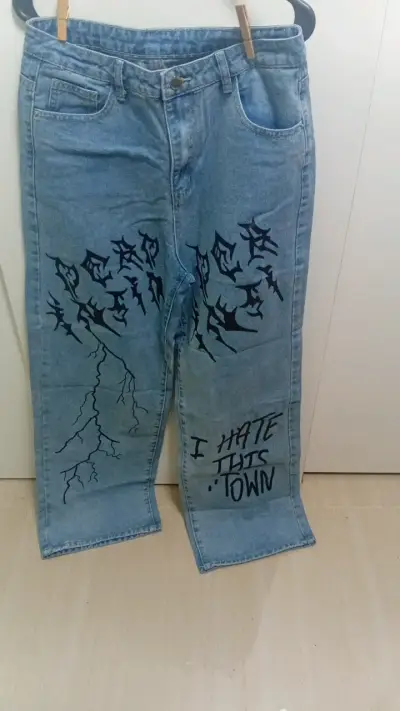Jeans de mezclilla con diseño gráfico único - miniatura 1