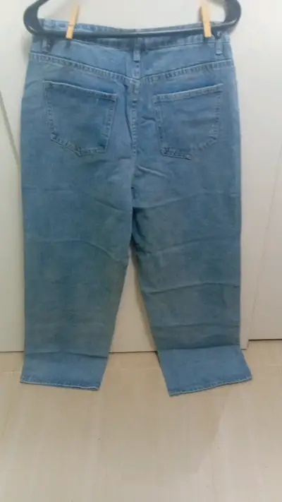 Jeans de mezclilla con diseño gráfico único - miniatura 2