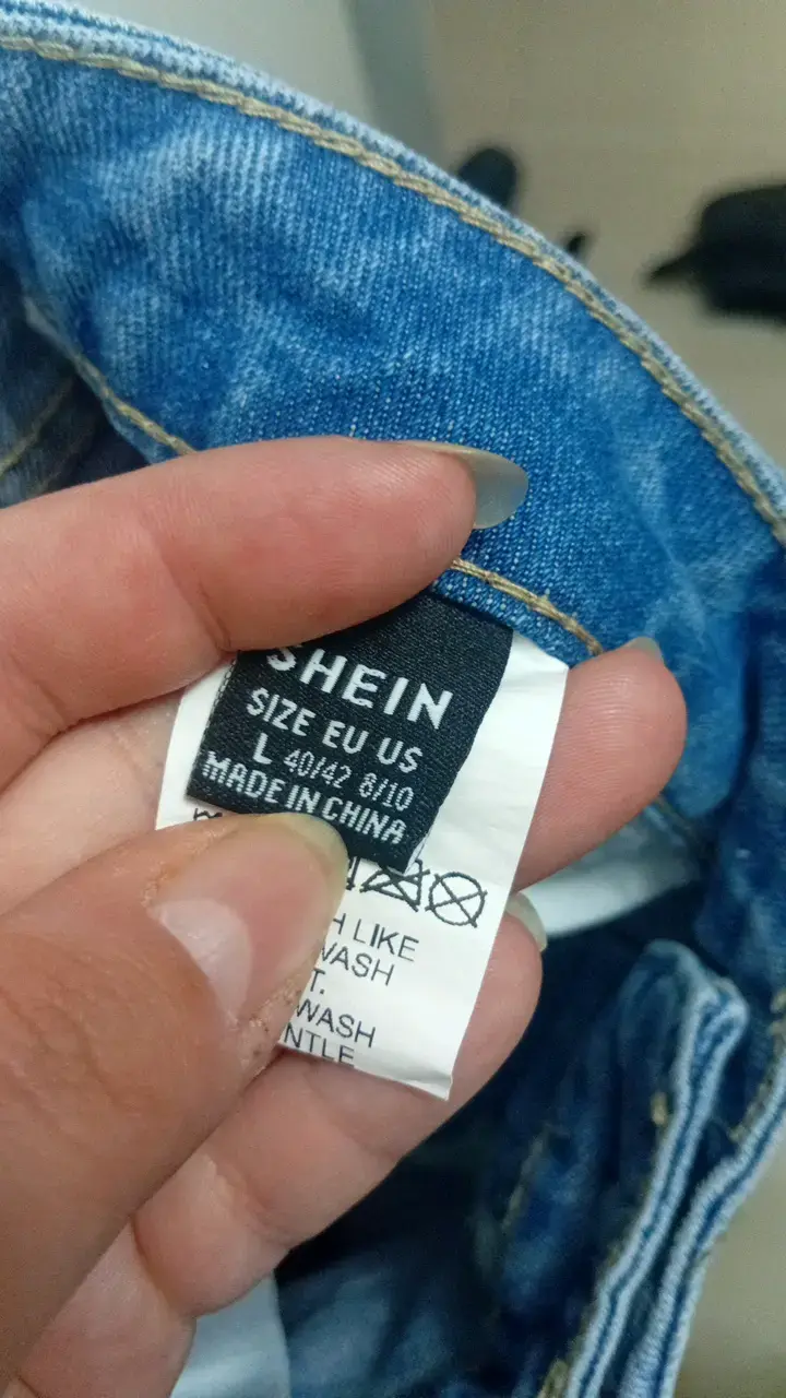 Jeans de mezclilla con diseño gráfico único - 3