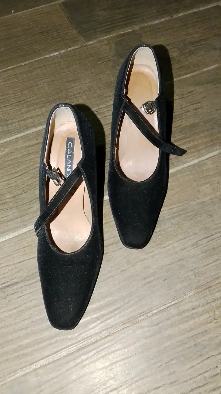Zapatos de tacón bajo negros Calando