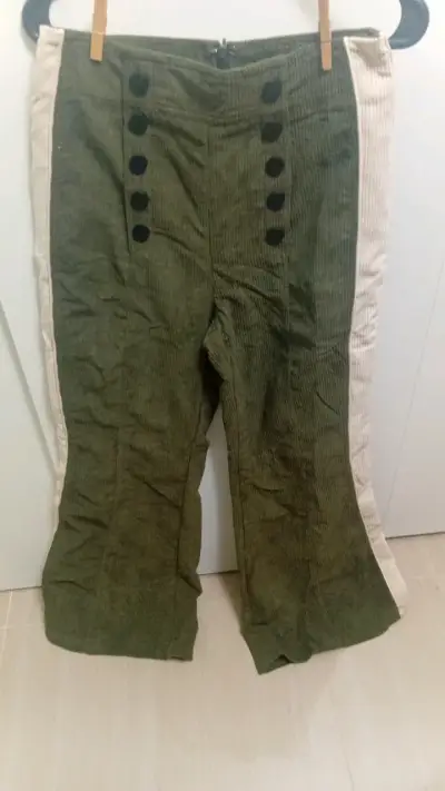 Pantalones de pana verde con botones decorativos - miniatura 1