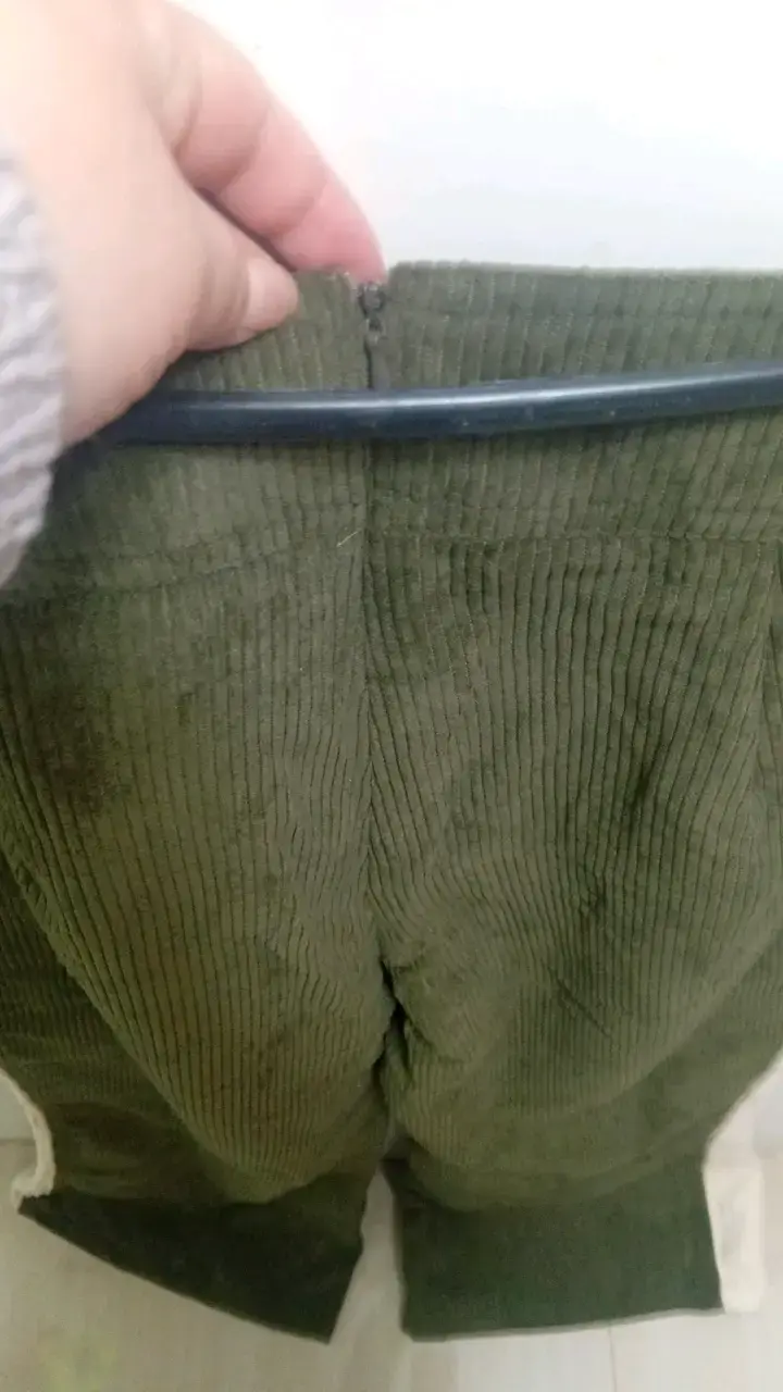 Pantalones de pana verde con botones decorativos - 2