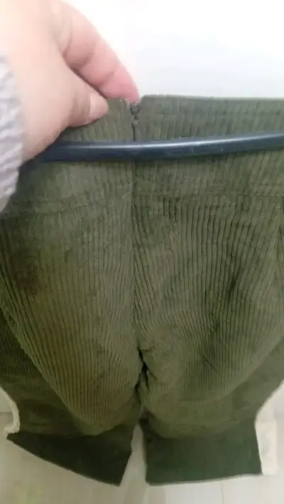 Pantalones de pana verde con botones decorativos - miniatura 2